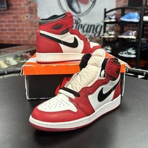 NEW!! Jordan 1 Retro High OG
Chicago Lost and Found (GS) Size 4.5Y damaged box